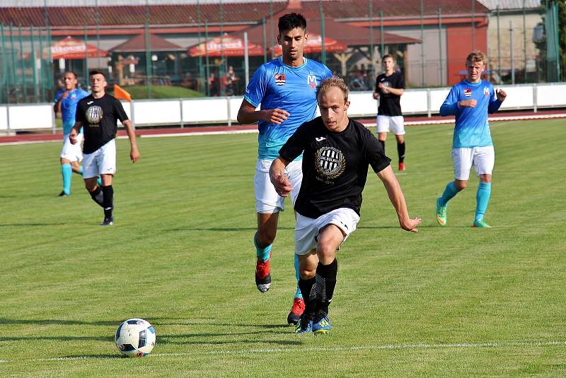 Velké Losiny (v modrém) uspěly v Zábřehu na penalty