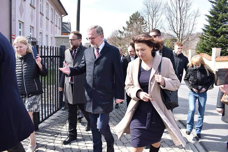 Premiér Petr Fiala v Jeseníku. Příjezd do města, návštěva u starostky, návštěva květinářství, přechod na zasedání vlády.