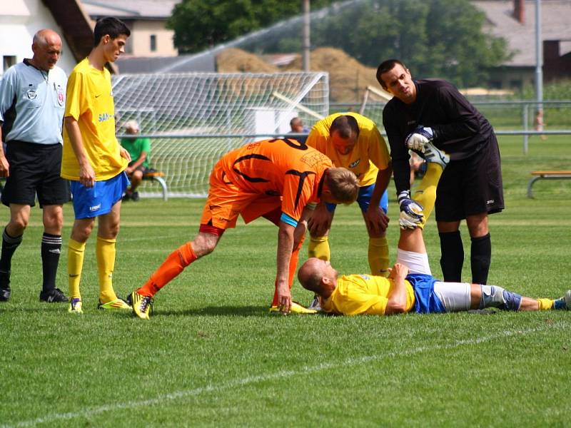 Přátelské utkání Zábřeh versus Šumperk (žluté dresy) v Leštině.