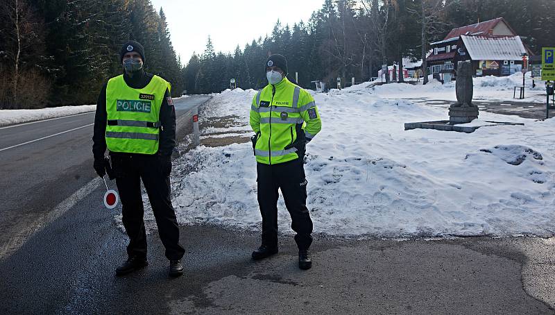 Policie u Skřítku kontroluje vládní nařízení o omezení pohybu, 6. března 2021