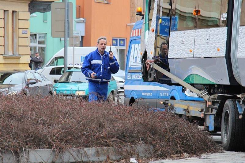 Přeprava tramvaje vyrobené v místním podniku Pars Nova ulicemi Šumperku.