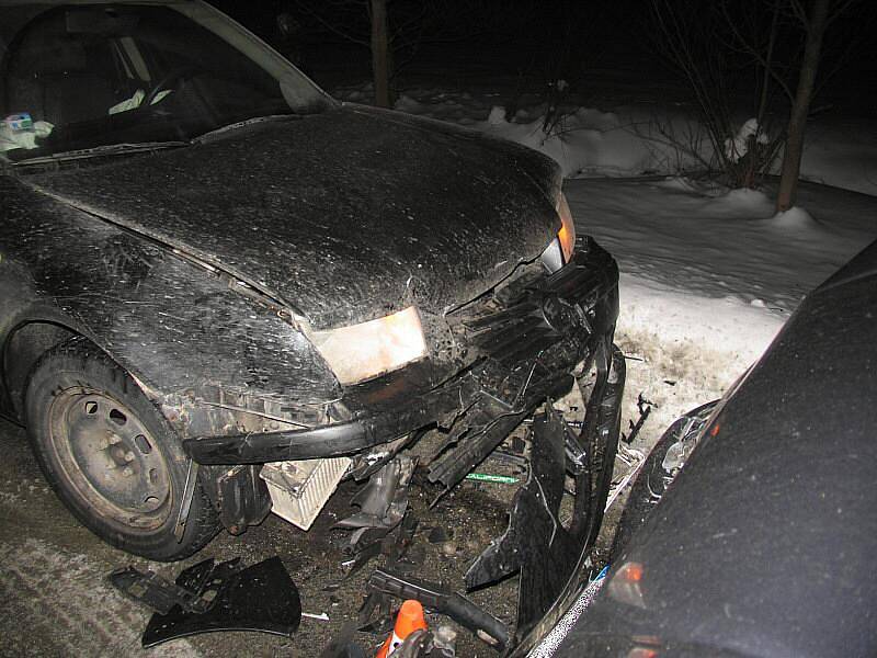 Takhle dopadl střet VW Bora a Peugeotu 206 u Svébohova