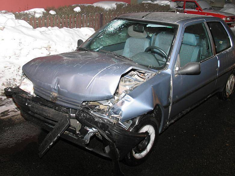 Nárazem poničený peugeot, který řídil mladík bez řidičáku