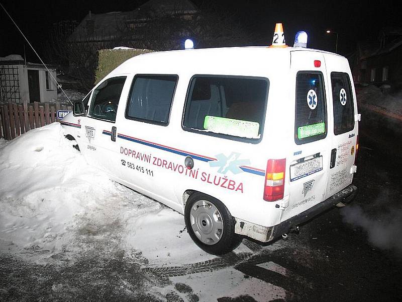 Fiat skončil po nehodě ve sněhové bariéře