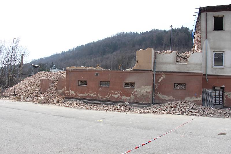 Demolice části výpravní budovy v železniční stanici Hanušovice.
