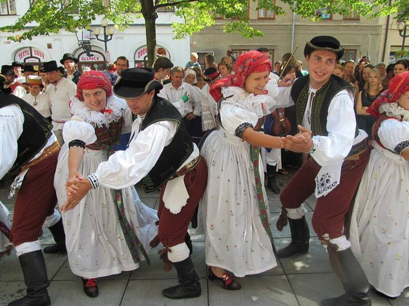 Roztančená ulice – jeden z programů XXII. Mezinárodního folklórního festivalu v Šumperku.