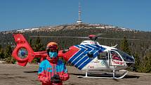 Zásah vrtulníku u lyžaře se zlomenou nohou na Ovčárně