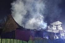 Požár rodinného domu a hospodářské budovy v Polici na Šumpersku zaměstnal v noci z  pondělí na úterý osm jednotek profesionálních a dobrovolných hasičů. Plameny pohltily střešní konstrukci obou budov.
