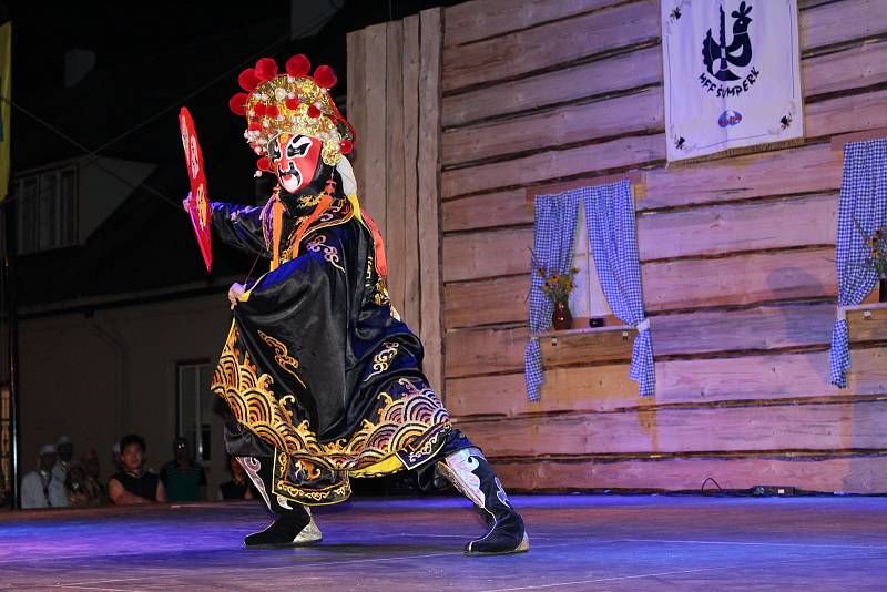 V pátek a v sobotu se na hlavních pořadech Mezinárodního folklorního festivalu v Šumperku představily postupně dvě desítky souborů. Mezi nimi byl i soubor z čínské Šanghaje.