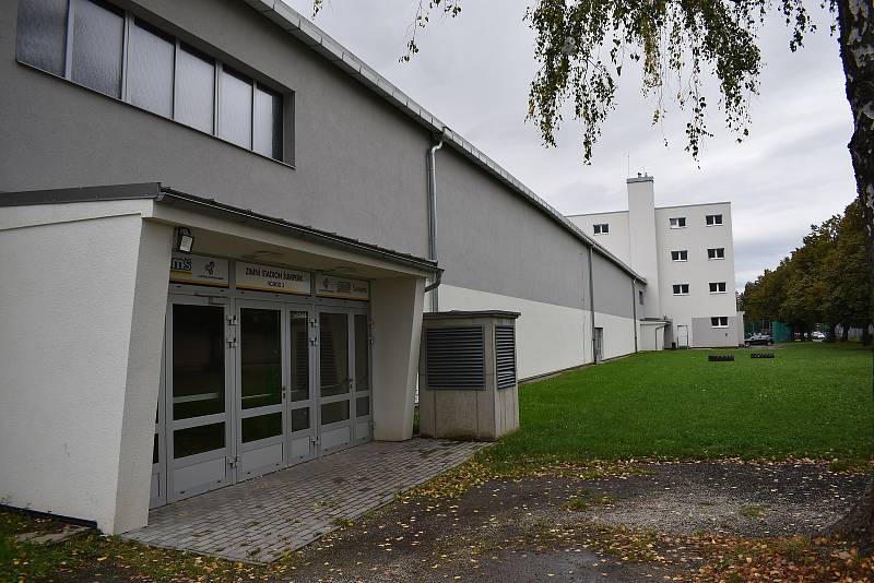 Zimní stadion v Šumperku. Přístavba vznikne v těchto místech před severní tribunou.