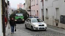 Transport vánočního stromu na náměstí Míru v Šumperku.