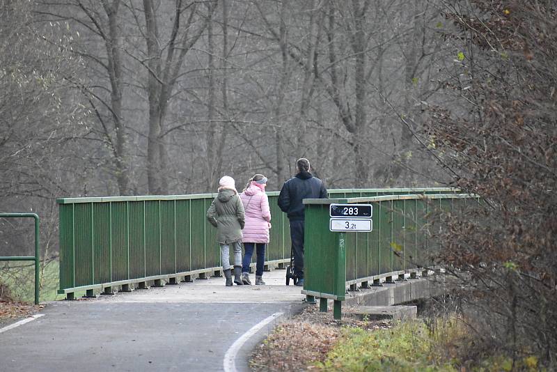 Železniční skanzen na opuštěném náspu u Lupěného.