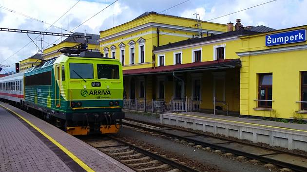 Elektrickou soupravu na Železnici Desná táhne lokomotiva přezdívaná Peršing. Zdobí ji zelený polep se siluetami dominant obcí a měst na podhorské lokálce. Vagony dříve vozily cestující v rychlících v Německu.