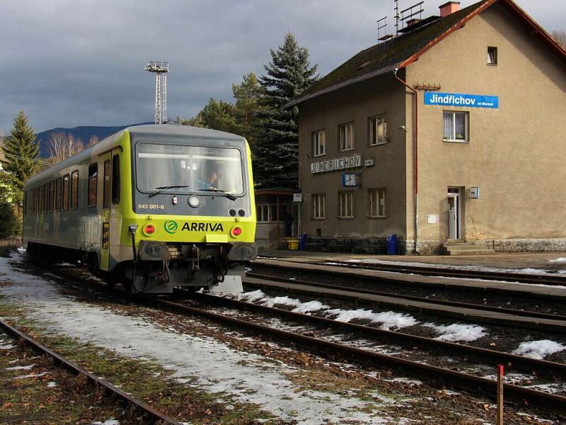 Vlak firmy Arriva na nádraží v Jindřichově při jízdě z Prahy do Jeseníku.