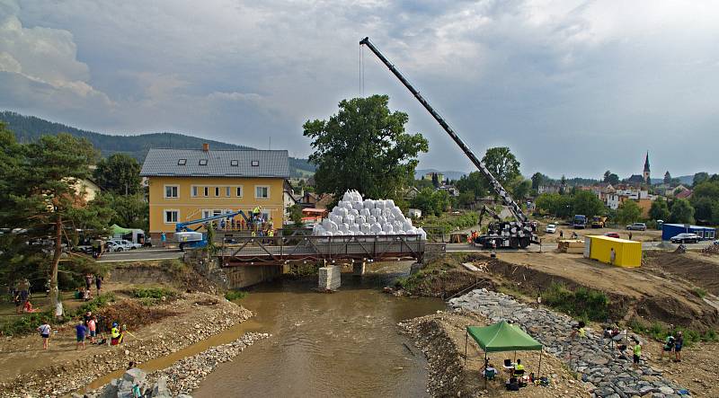 Unikátní destruktivní zkouška ČVUT Praha. Ke zklamání vědců most zátěž 455 t vydržel.