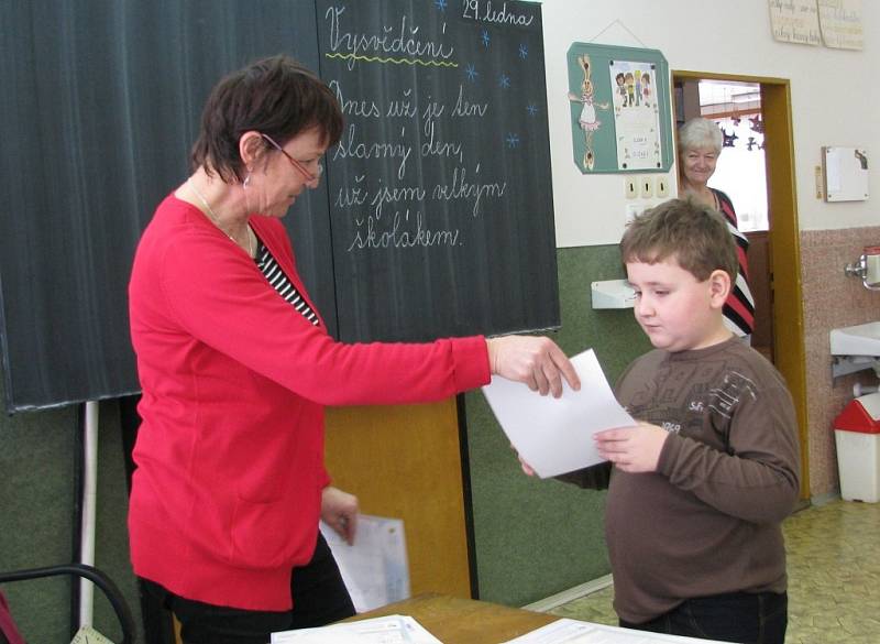 Pro pololetní vysvědčení si včera přišlo i pětačtyřicet žáků Základní školy v Rohli, která je nejmenší úplnou školou s devíti ročníky v kraji.