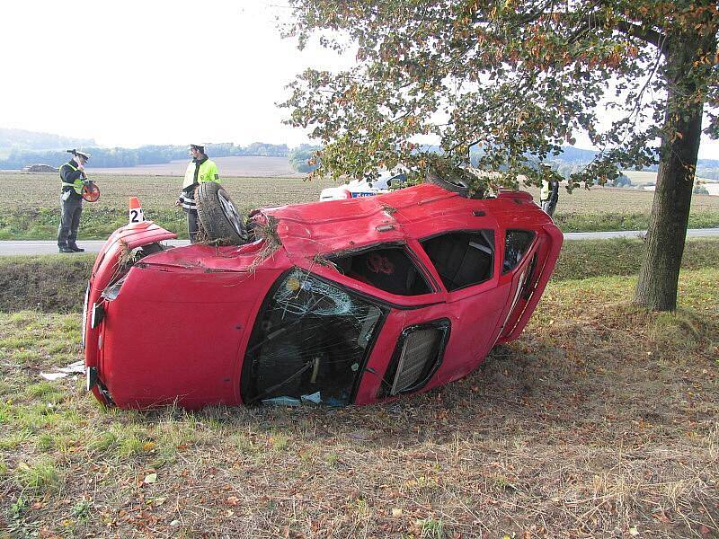 Takhle skončila u Rovenska cesta fordu, který řídil opilý řidič