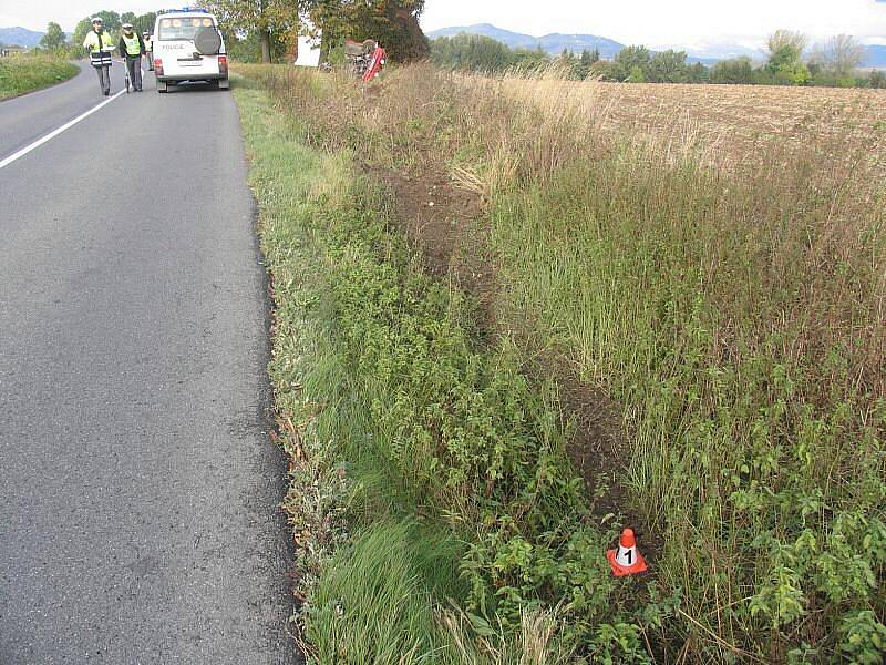 Takhle skončila u Rovenska cesta fordu, který řídil opilý řidič