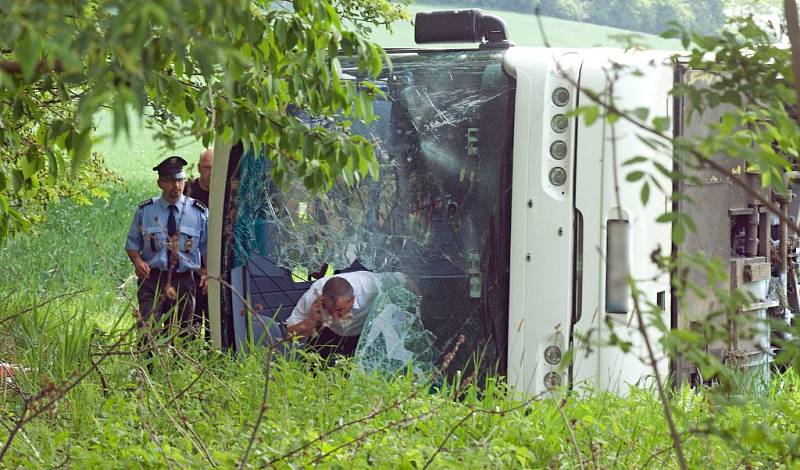 Sedm lidí se zranilo při nehodě autobusu, která se stala v úterý 22. května v 8.20 ráno na silnici mezi Rovenskem a Postřelmůvkem. Autobus skončil mimo silnici, kde se převrátil na bok.