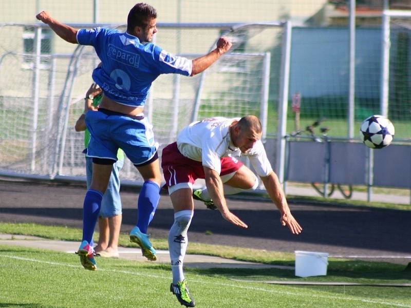 Zábřeh versus Mikulovice (bíločervené dresy) během pohárového utkání.