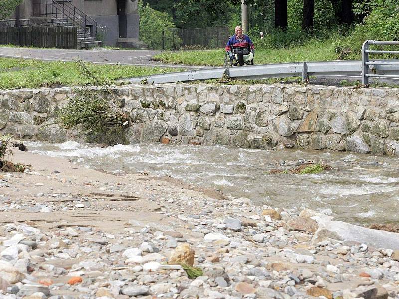 Zničená silnice v Tomíkovicích