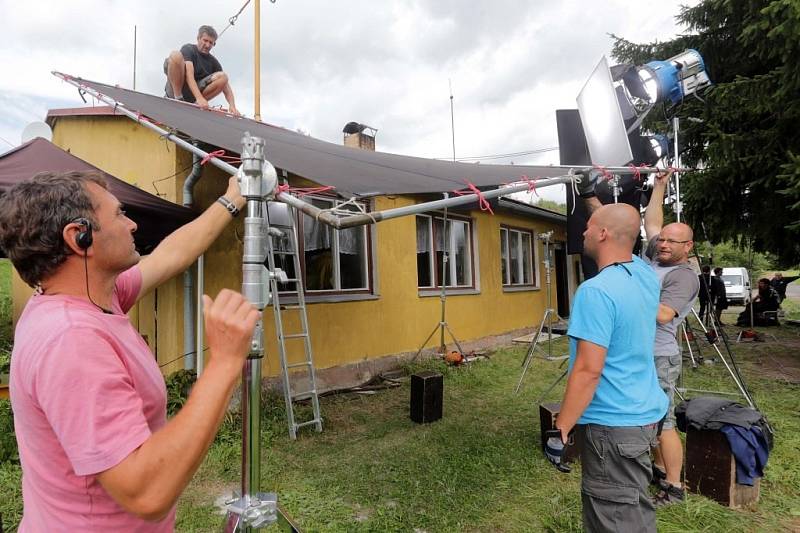 Režisér a herec Miroslav Krobot natáčí v Jeseníkách, předefším v obci Vikantice svůj první celovečerní film Díra u Hanušovic.