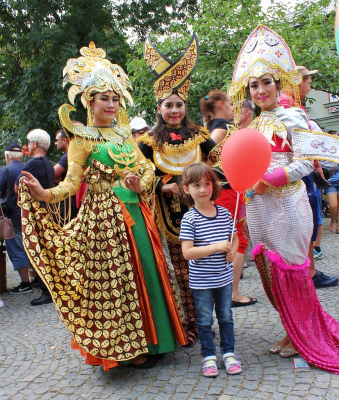 Mezinárodní folklorní festival v Šumperku vyvrcholil v sobotu 20. srpna dopoledne přehlídkou Roztančená ulice.