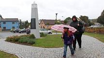 Na obelisku s hodinami u bludovského zámku visí od konce září deska se jmény všech místních starostů.