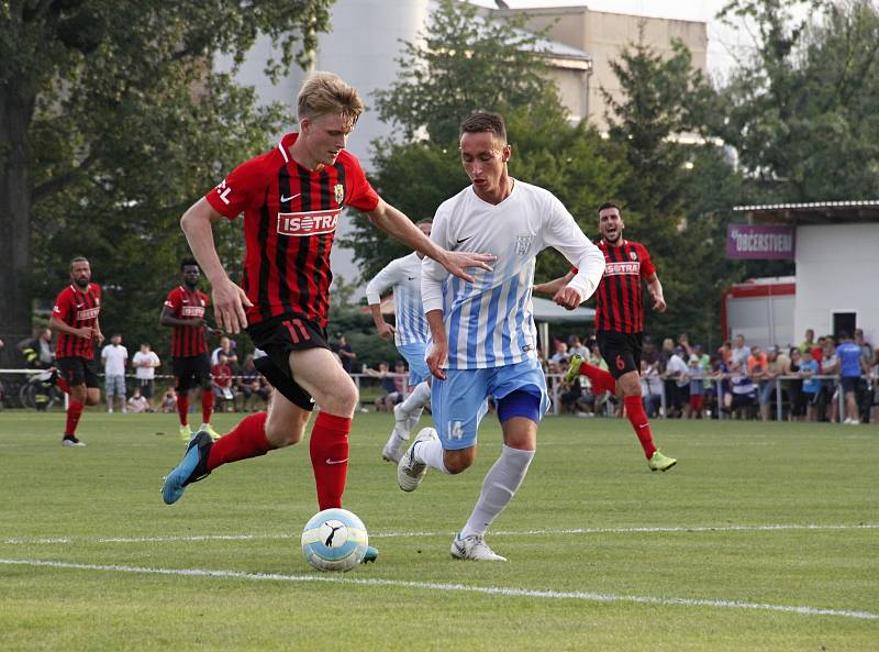 Fotbalisté Olešnice (v bílém) prohráli v Mohelnici pohárový zápas s Opavou 0:6.