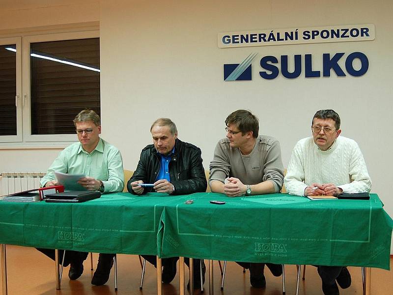 SK Sulko Zábřeh (zleva): trenér Jiří Balcárek, místopředseda Vojtěch Piňos, předseda Zdeněk Kunrt, místopředseda Josef Půček