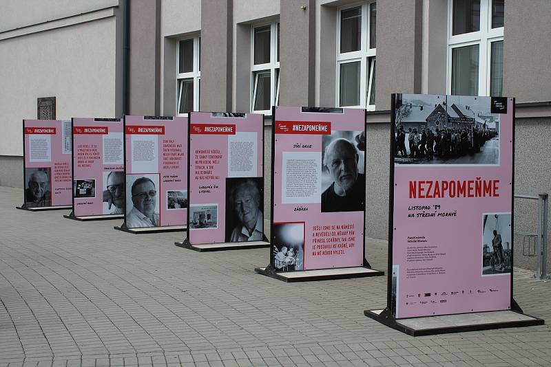 Výstava "Nezapomeňme – listopad 1989 na střední Moravě" v Zábřehu.