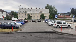 Parkování v Zábřehu, náměstí 8. května na začátku srpna 2023.