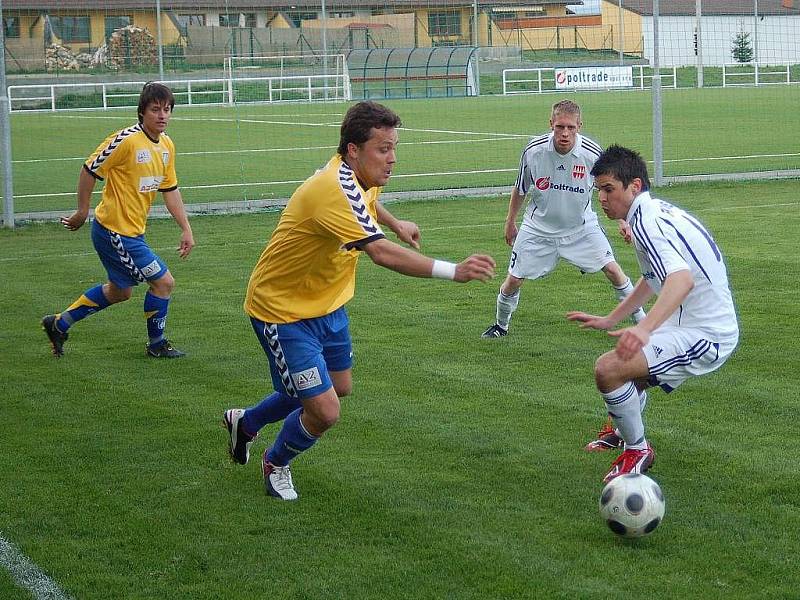 Fotbalisté Mohelnice porazili ve středeční dohrávce Litovel (žluté dresy)