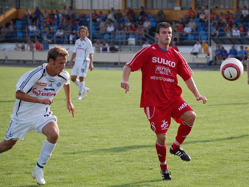 Fotbalista Sulka (červený dres) na ilustračním snímku. 