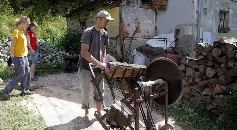 150 dobrovolníků pomáhá zdarma v okolí Vápenné na Jesenicku