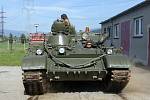 Pětatřicetitunový vyprošťovací tank na cestě do Muzea silnic ve Vikýřovicích