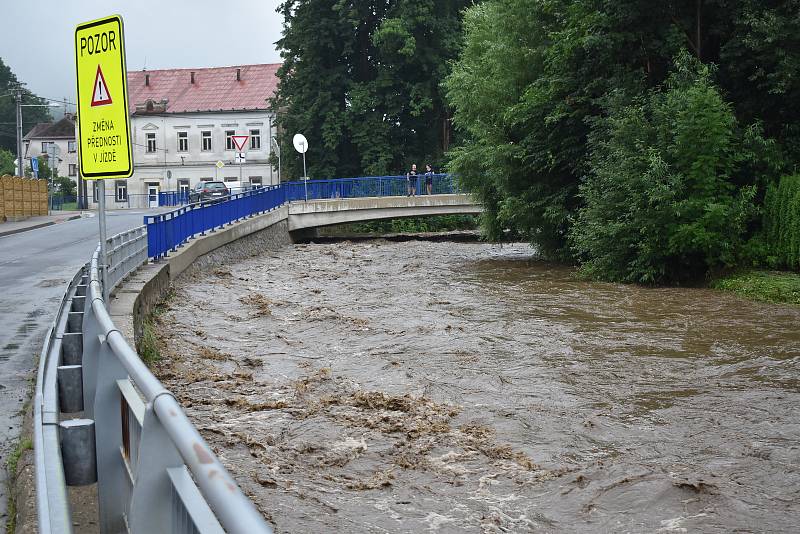 Rozvodněná řeka Bělá v neděli 18. července v Jeseníku.