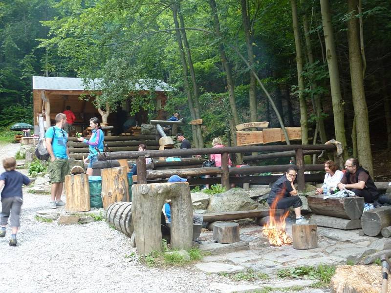 Samoobslužný lesní bar na stezce nad Horní Lipovou v Rychlebech.