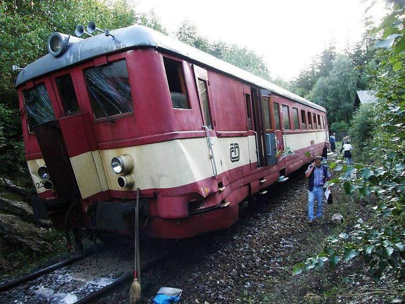 Vlak po střetu s lokomotivou