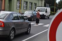 Uzavírka kvůli výstavbě soustavy křižovatek na obchvatu Bludova znásobila dopravu v obcích na Šumpersku.