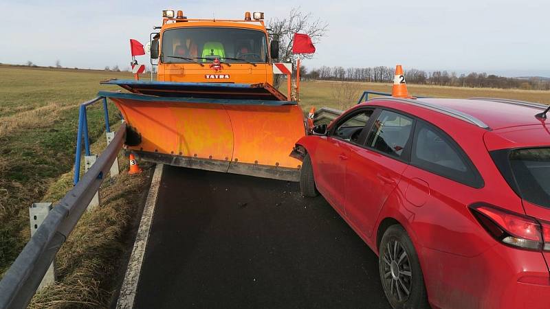 Nehoda osobního auta a vozu zimní údržby u Strachoviček na Jesenicku.