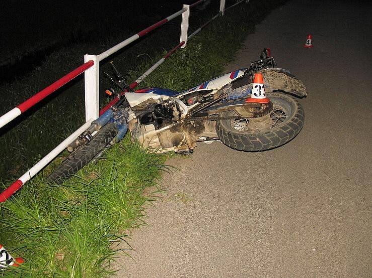 Motocykl dvaadvacetiletého motorkáře po nehodě v Libině