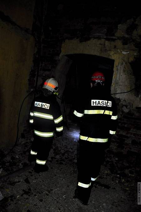 Rozsáhlé taktické cvičení podnikli v pondělí 6. května zábřežští a šumperští hasiči. V areálu zábřežské Perly si prověřili, jak rychle jsou schopni najít zavalené osoby.