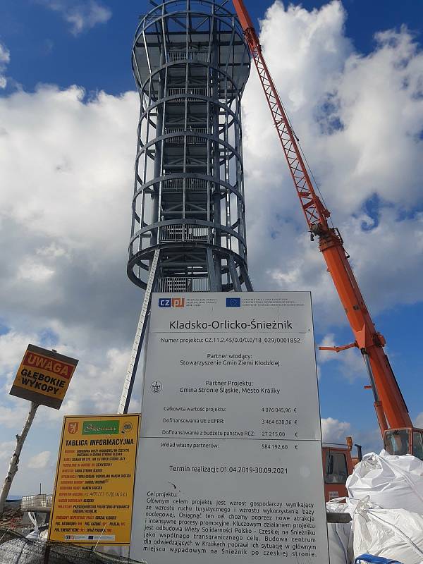 Výstavba rozhledny na Králickém Sněžníku začátkem září 2021.