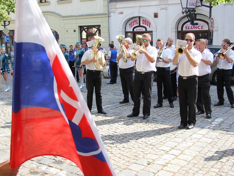 Šumperkem prošly dechové hudby a mažoretky, účastníci festivalu Hudba bez hranic.