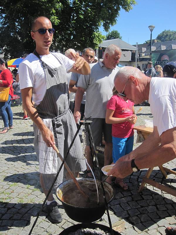 Hudebníci si v Šumperku rozdali souboj s veřejností. U roztančených kotlíků si v rámci Mezinárodního folklorního festivalu poměřili síly  ve vaření guláše.