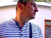 Muž zachycený u bankomatu v Kozinově ulici v Šumperku 12. 9. 2019.