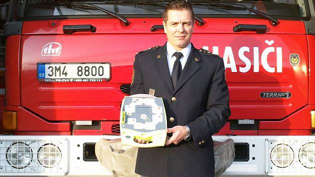 Jeseničtí profesionální hasiči mají nový defibrilátor