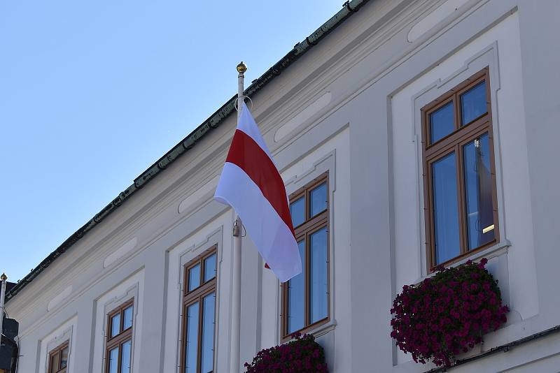 Historická běloruská vlajka před jesenickou radnicí