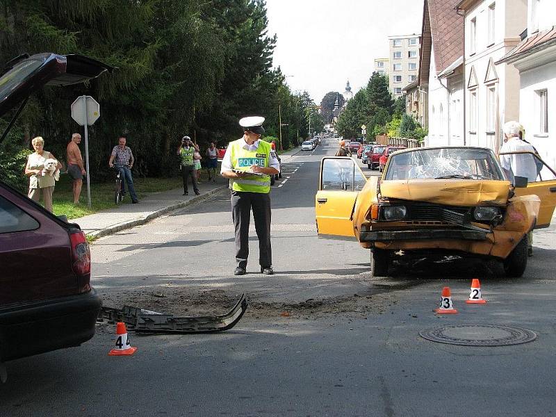 Nehoda dvou škodovek na křižovatce šumperských ulic Lidická a Revoluční